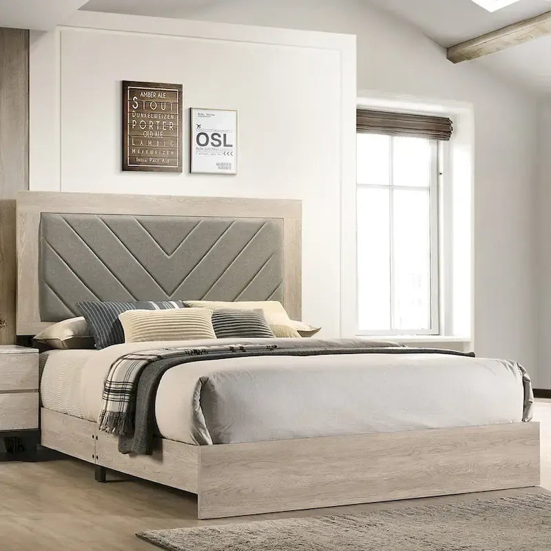 Letto matrimoniale king size in legno con testiera alta imbottita